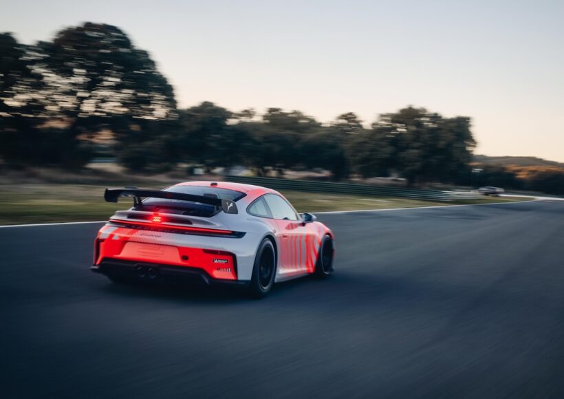 新型カスタマー向けレーシングカー「ポルシェ 911 チャレンジ」の走行シーン。