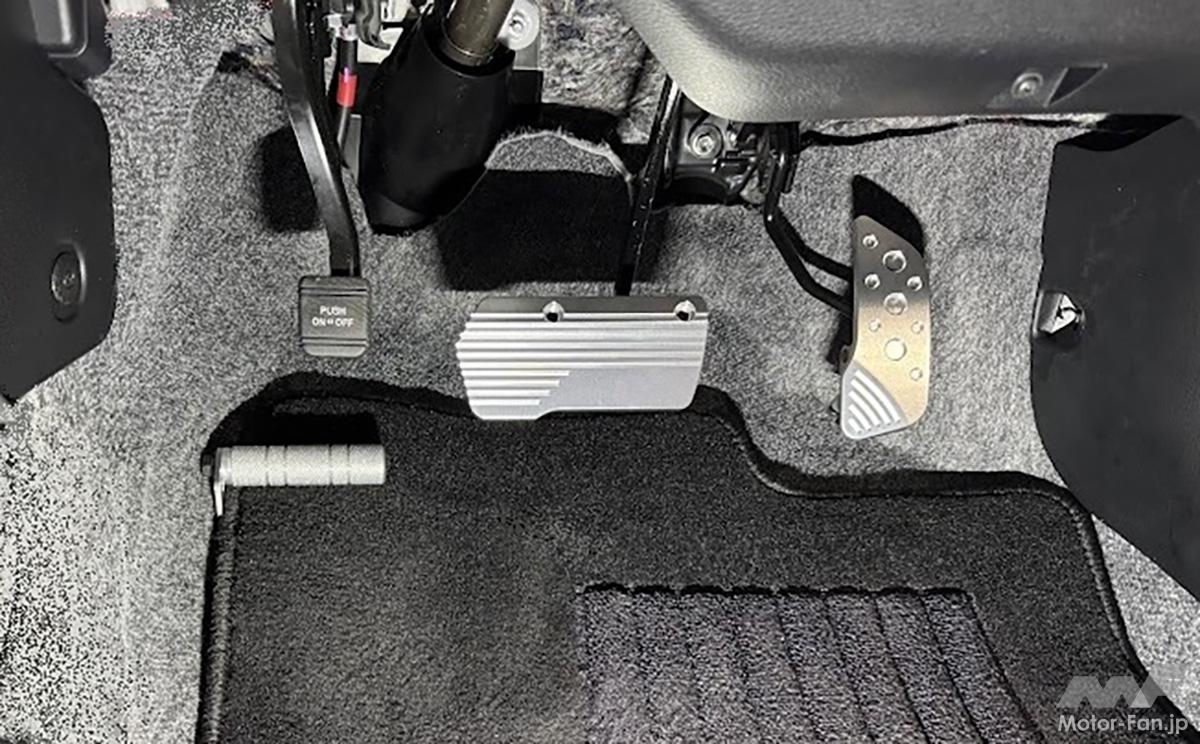 「左足の置き場」を変えるだけで長距離運転が激変！ペダル位置を最適化するフットレストバー