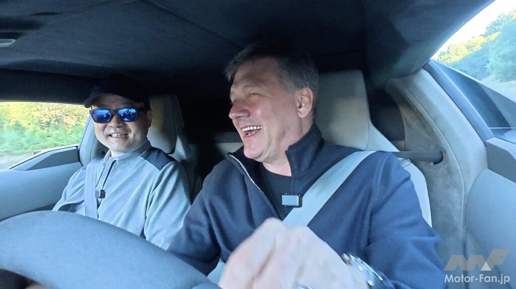 アウディ ヌヴォラーリを運転するゲルノート・デルナーCEO(右)