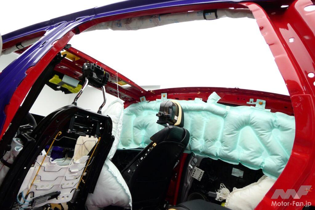 運転席と助手席の中間に展開されるセンターエアバッグを含めて11個のエアバッグが搭載される。