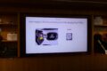 充電パッド付近とBピラーの2ヵ所に掲示されるQRコード。