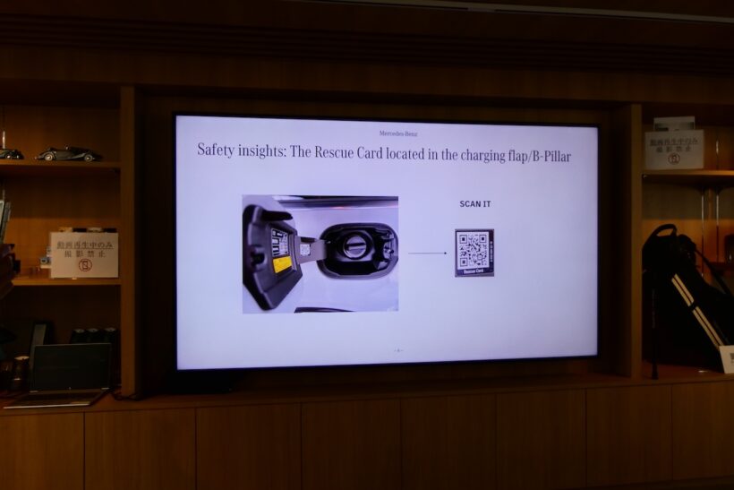 充電パッド付近とBピラーの2ヵ所に掲示されるQRコード。