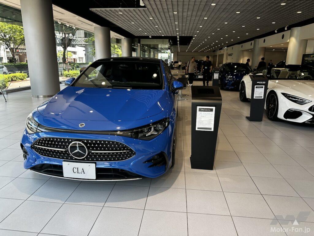 メルセデス・ベンツのショールームにて。