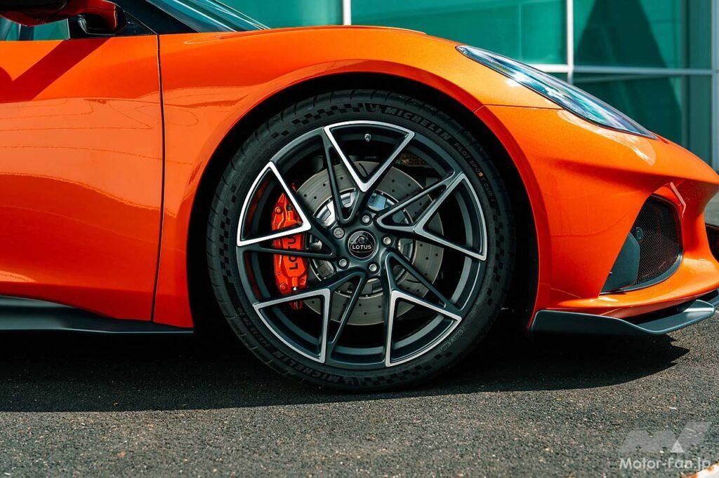 約9kgの軽量化を実現したたチタン製エキゾーストを採用。車体後部の軽量化により、俊敏なハンドリングにも貢献する。装着タイヤはミシュラン・パイロットスポーツカップ2だ。
