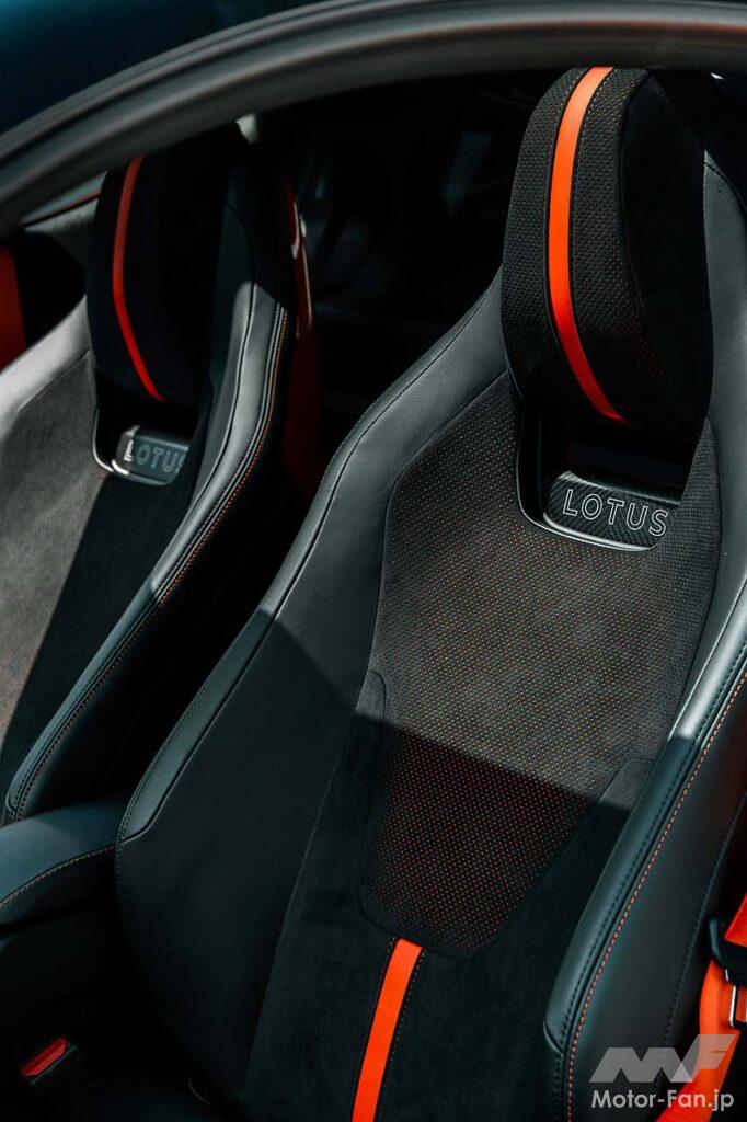 オプションで420スポーツのテーマカラー、タンジェロ・オレンジのインテリアも選択可能。カーボン製シフトパドルがスポーティな雰囲気を高める。