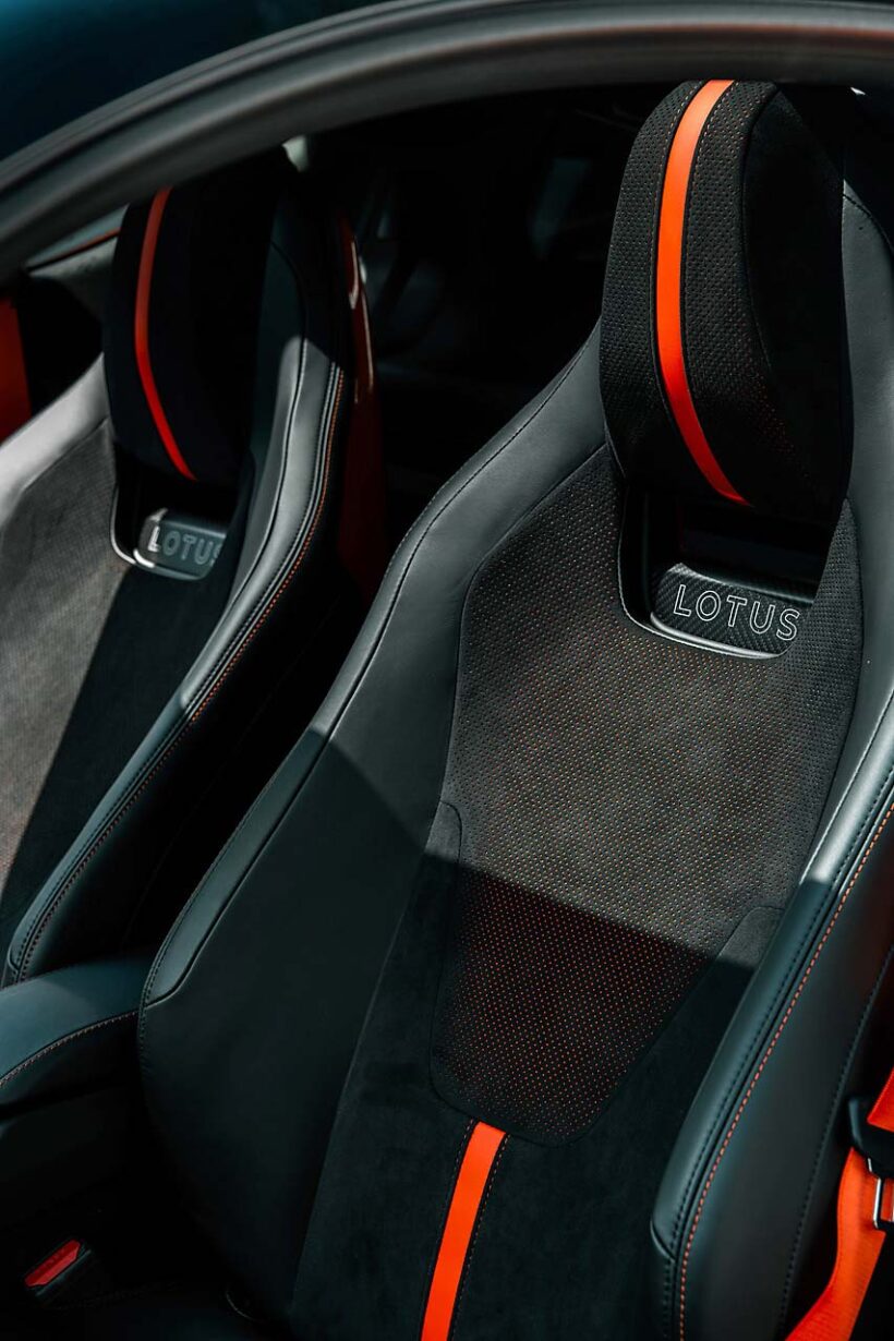 オプションで420スポーツのテーマカラー、タンジェロ・オレンジのインテリアも選択可能。カーボン製シフトパドルがスポーティな雰囲気を高める。