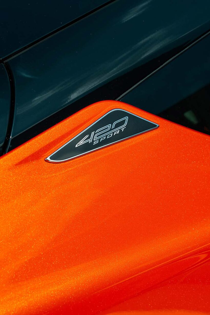 ロータスの軽量スポーツカー、エミーラに最強バージョン「420スポーツ」が加わった。AMG製2.0リッターターボエンジンは最高出力421PS、最大トルク500Nmへと強化され、空力性能の向上と軽量化も徹底されている。史上最強、最速、最軽量のエミーラの走りを大谷達也がリポートする。
