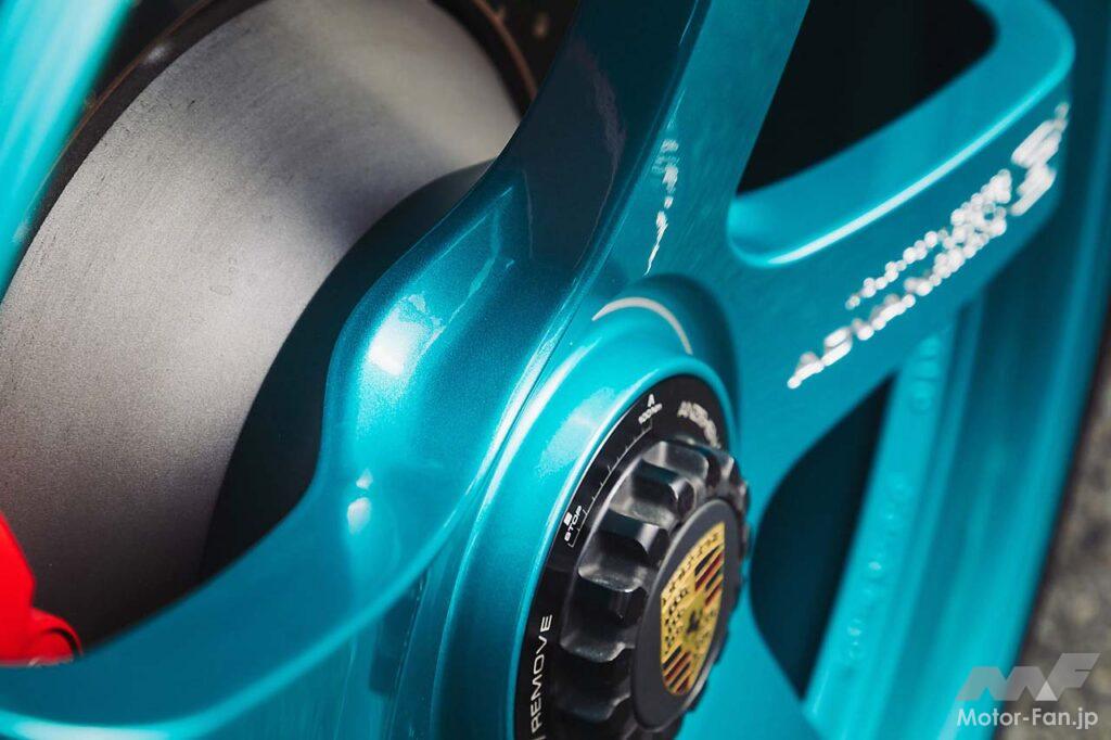 ここに装着されるのは9.5J×20インチ(+45)。19、20インチはタイヤドロップ部分からリムの裏側へ向かって膨らませていくバレルリム(樽型)を採用し、PCCBに象徴される大径ブレーキとの共存を実現する。ポルシェ純正のセンターロック構造を徹底解析して生まれた、全周をスプラインで締結する方式を採用。強大なトラクションやタイヤグリップを受け止める。スポークには3次元加工機による高級感のあるブランドロゴを刻む。