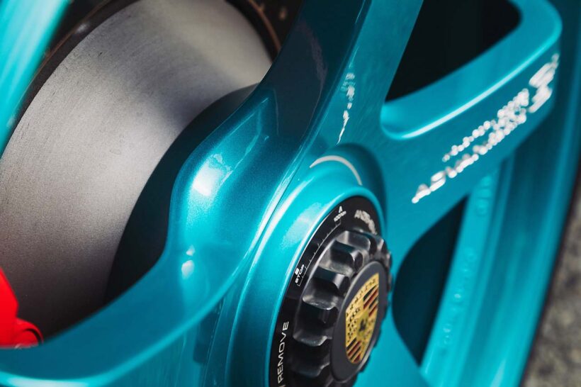 ここに装着されるのは9.5J×20インチ（＋45）。19、20インチはタイヤドロップ部分からリムの裏側へ向かって膨らませていくバレルリム（樽型）を採用し、PCCBに象徴される大径ブレーキとの共存を実現する。ポルシェ純正のセンターロック構造を徹底解析して生まれた、全周をスプラインで締結する方式を採用。強大なトラクションやタイヤグリップを受け止める。スポークには3次元加工機による高級感のあるブランドロゴを刻む。