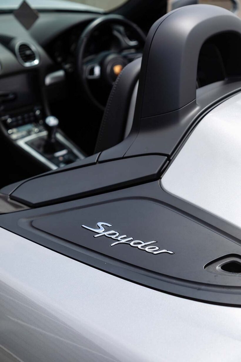 718スパイダーは、手動開閉式の軽量コンバーチブルトップを備える2シーターミッドシップ。パワーユニットは4.0リッター水平対向6気筒NAで、最高出力420PS（309kW）、最大トルク430Nm（43.6kgm）を発揮する。トランスミッションは3ペダル6速MTとなる。