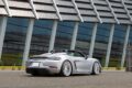 718スパイダーは、手動開閉式の軽量コンバーチブルトップを備える2シーターミッドシップ。パワーユニットは4.0リッター水平対向6気筒NAで、最高出力420PS（309kW）、最大トルク430Nm（43.6kgm）を発揮する。トランスミッションは3ペダル6速MTとなる。