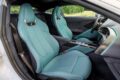 ロングツーリングを余裕でこなす快適性を備えるシート。後席は非常用だが、荷物置きとして役立つ。