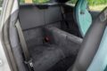 ロングツーリングを余裕でこなす快適性を備えるシート。後席は非常用だが、荷物置きとして役立つ。