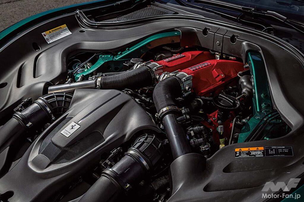 ローマに搭載されるV8ツインターボは620PS。F154はカリフォルニアTに搭載されて2014年にデビュー。多くの改良を受けながらフロントおよびミッドに搭載されるフェラーリの主力エンジンとして使われ続けている。ホットVではなくエキゾーストはバンクの外側に配置されている。