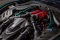 ローマに搭載されるV8ツインターボは620PS。F154はカリフォルニアTに搭載されて2014年にデビュー。多くの改良を受けながらフロントおよびミッドに搭載されるフェラーリの主力エンジンとして使われ続けている。ホットVではなくエキゾーストはバンクの外側に配置されている。
