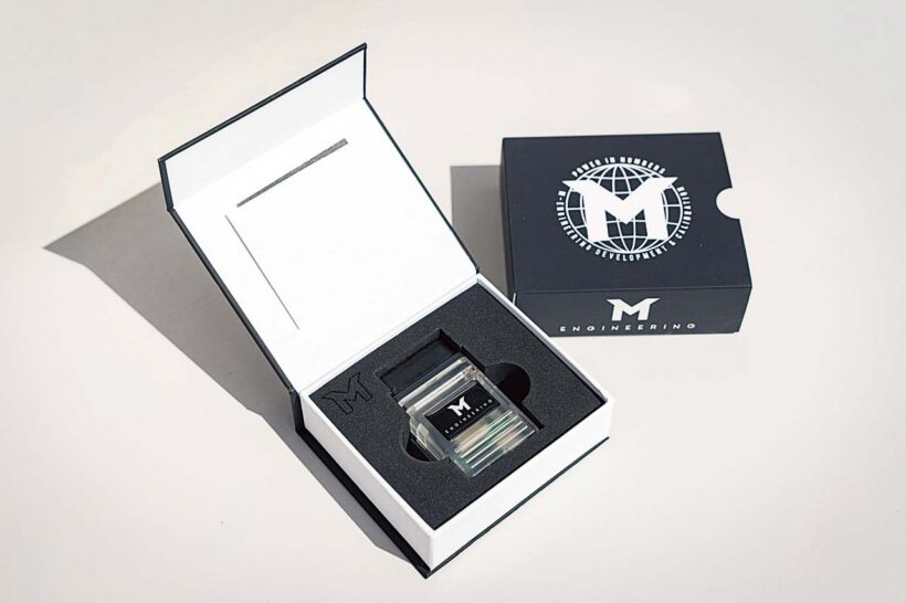写真はOBDポートに接続する「M-Tuner」の筐体だ。WiFiを利用することで本国とのデータのやり取りを可能とする。筐体にはMini SDカードスロットが設けられ、ECUマップを保存しておくこともできる。価格やサポート体制については今後公開される予定だ。