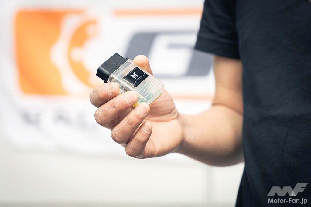 写真はOBDポートに接続する「M-Tuner」の筐体だ。WiFiを利用することで本国とのデータのやり取りを可能とする。筐体にはMini SDカードスロットが設けられ、ECUマップを保存しておくこともできる。価格やサポート体制については今後公開される予定だ。