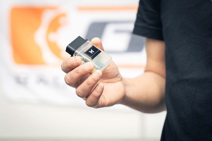 写真はOBDポートに接続する「M-Tuner」の筐体だ。WiFiを利用することで本国とのデータのやり取りを可能とする。筐体にはMini SDカードスロットが設けられ、ECUマップを保存しておくこともできる。価格やサポート体制については今後公開される予定だ。