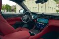 新形状のステアリング、ATセレクター、デジタル時計が採用されるのはグラントゥーリズモシリーズと同様。デジタル時計にはドライブモードの変更をポップアップで知らせる新機能も搭載。
