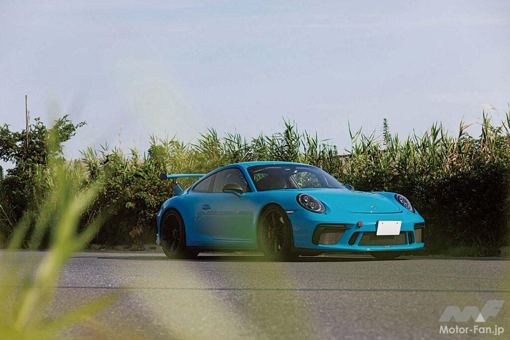 991 II型のGT3は、カップカーを由来とする4.0リッター水平対向6気筒を搭載し、7速PDKのほか3ペダル6速MTが設定される。この1台は後者であり、テキスタイルのシートを含めて911の伝統を活かすかのようなコーディネートとなる。それでもインテリアにはロールケージが張り巡らされた硬派なクラブスポーツパッケージ。ホイールを含めてオリジナルの状態を保ちながら、オーナー氏は3ペダルMTを扱いこなしてGT3の潜在能力を楽しむ。