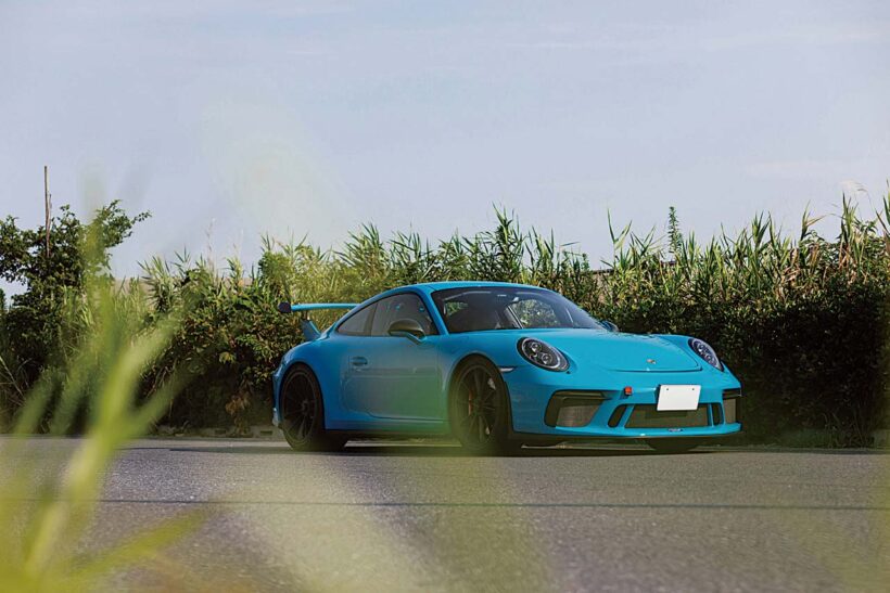 991 II型のGT3は、カップカーを由来とする4.0リッター水平対向6気筒を搭載し、7速PDKのほか3ペダル6速MTが設定される。この1台は後者であり、テキスタイルのシートを含めて911の伝統を活かすかのようなコーディネートとなる。それでもインテリアにはロールケージが張り巡らされた硬派なクラブスポーツパッケージ。ホイールを含めてオリジナルの状態を保ちながら、オーナー氏は3ペダルMTを扱いこなしてGT3の潜在能力を楽しむ。