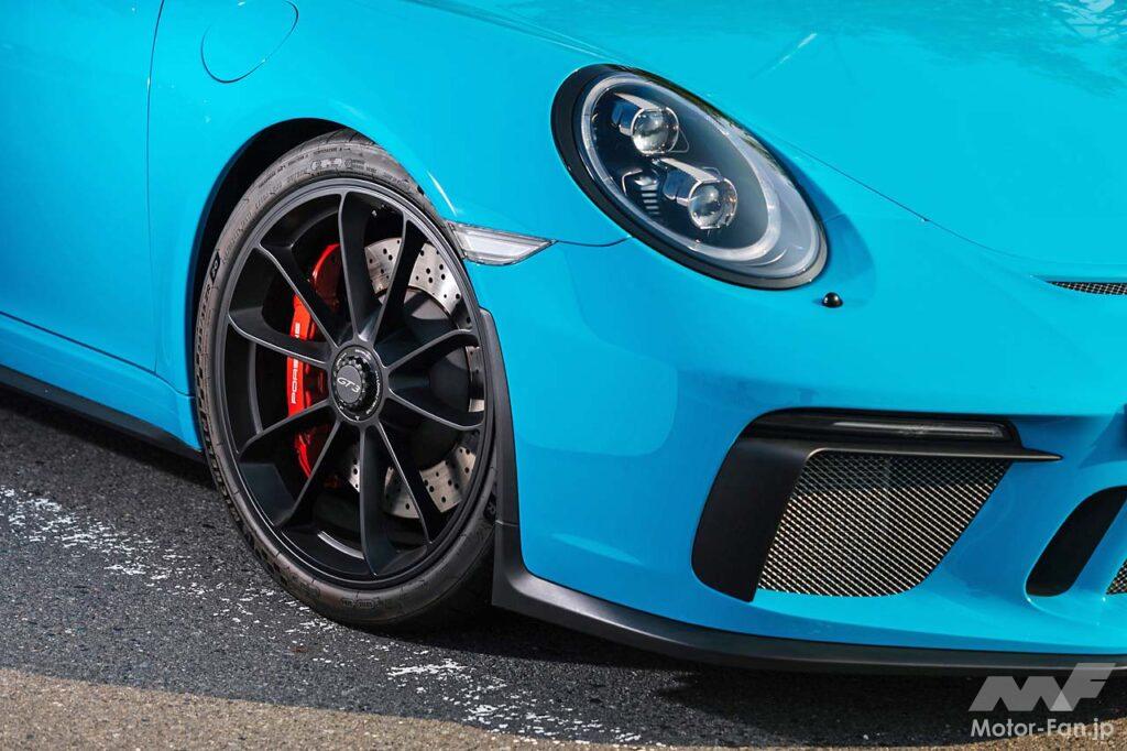 991 II型のGT3は、カップカーを由来とする4.0リッター水平対向6気筒を搭載し、7速PDKのほか3ペダル6速MTが設定される。この1台は後者であり、テキスタイルのシートを含めて911の伝統を活かすかのようなコーディネートとなる。それでもインテリアにはロールケージが張り巡らされた硬派なクラブスポーツパッケージ。ホイールを含めてオリジナルの状態を保ちながら、オーナー氏は3ペダルMTを扱いこなしてGT3の潜在能力を楽しむ。