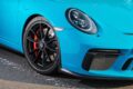 991 II型のGT3は、カップカーを由来とする4.0リッター水平対向6気筒を搭載し、7速PDKのほか3ペダル6速MTが設定される。この1台は後者であり、テキスタイルのシートを含めて911の伝統を活かすかのようなコーディネートとなる。それでもインテリアにはロールケージが張り巡らされた硬派なクラブスポーツパッケージ。ホイールを含めてオリジナルの状態を保ちながら、オーナー氏は3ペダルMTを扱いこなしてGT3の潜在能力を楽しむ。