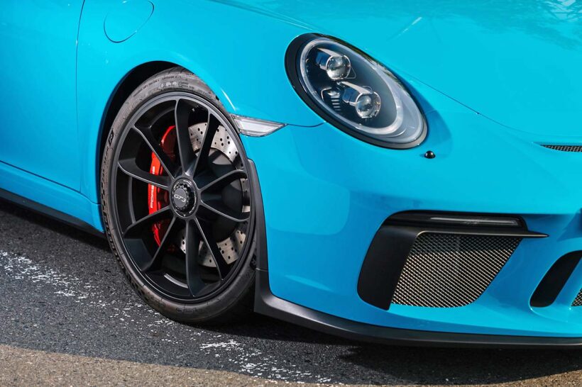 991 II型のGT3は、カップカーを由来とする4.0リッター水平対向6気筒を搭載し、7速PDKのほか3ペダル6速MTが設定される。この1台は後者であり、テキスタイルのシートを含めて911の伝統を活かすかのようなコーディネートとなる。それでもインテリアにはロールケージが張り巡らされた硬派なクラブスポーツパッケージ。ホイールを含めてオリジナルの状態を保ちながら、オーナー氏は3ペダルMTを扱いこなしてGT3の潜在能力を楽しむ。