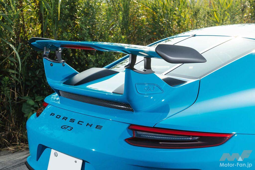 991 II型のGT3は、カップカーを由来とする4.0リッター水平対向6気筒を搭載し、7速PDKのほか3ペダル6速MTが設定される。この1台は後者であり、テキスタイルのシートを含めて911の伝統を活かすかのようなコーディネートとなる。それでもインテリアにはロールケージが張り巡らされた硬派なクラブスポーツパッケージ。ホイールを含めてオリジナルの状態を保ちながら、オーナー氏は3ペダルMTを扱いこなしてGT3の潜在能力を楽しむ。