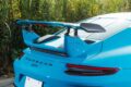 991 II型のGT3は、カップカーを由来とする4.0リッター水平対向6気筒を搭載し、7速PDKのほか3ペダル6速MTが設定される。この1台は後者であり、テキスタイルのシートを含めて911の伝統を活かすかのようなコーディネートとなる。それでもインテリアにはロールケージが張り巡らされた硬派なクラブスポーツパッケージ。ホイールを含めてオリジナルの状態を保ちながら、オーナー氏は3ペダルMTを扱いこなしてGT3の潜在能力を楽しむ。