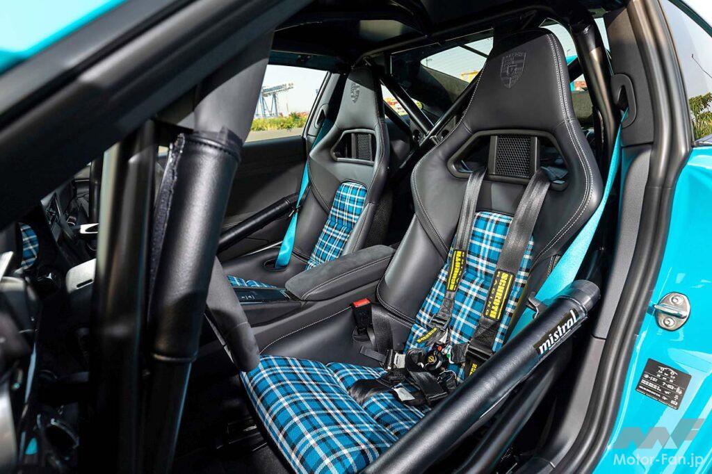 991 II型のGT3は、カップカーを由来とする4.0リッター水平対向6気筒を搭載し、7速PDKのほか3ペダル6速MTが設定される。この1台は後者であり、テキスタイルのシートを含めて911の伝統を活かすかのようなコーディネートとなる。それでもインテリアにはロールケージが張り巡らされた硬派なクラブスポーツパッケージ。ホイールを含めてオリジナルの状態を保ちながら、オーナー氏は3ペダルMTを扱いこなしてGT3の潜在能力を楽しむ。
