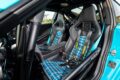 991 II型のGT3は、カップカーを由来とする4.0リッター水平対向6気筒を搭載し、7速PDKのほか3ペダル6速MTが設定される。この1台は後者であり、テキスタイルのシートを含めて911の伝統を活かすかのようなコーディネートとなる。それでもインテリアにはロールケージが張り巡らされた硬派なクラブスポーツパッケージ。ホイールを含めてオリジナルの状態を保ちながら、オーナー氏は3ペダルMTを扱いこなしてGT3の潜在能力を楽しむ。