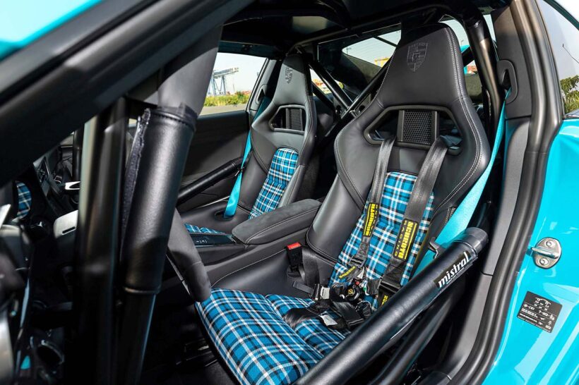 991 II型のGT3は、カップカーを由来とする4.0リッター水平対向6気筒を搭載し、7速PDKのほか3ペダル6速MTが設定される。この1台は後者であり、テキスタイルのシートを含めて911の伝統を活かすかのようなコーディネートとなる。それでもインテリアにはロールケージが張り巡らされた硬派なクラブスポーツパッケージ。ホイールを含めてオリジナルの状態を保ちながら、オーナー氏は3ペダルMTを扱いこなしてGT3の潜在能力を楽しむ。