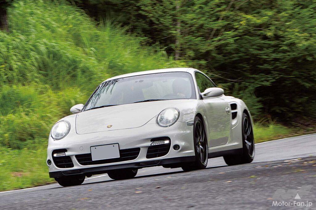 【600PSオーバーを実現】水冷911はチューニングのメニューも豊富。この997ターボに採用されているのは低速域から力強いブーストフィールが体感できるアクチュレータレスのVGTタービン（可変ノズルタービン）だ。メンテナンスが行き届いたエンジンなら吸排気系＋コンピューターのライトチューンでオーバー500PSが可能。そしてVGTタービンのインテーク側を大容量化したハイフロータービンに交換すればブースト1.4kg／平方センチメートルで600PSを超えてくる。サスペンションは減衰力の伸び側／縮み側を個別にセッティングできるKWのクラブスポーツ、ホイールは超超ジュラルミン鍛造のBBS RI-Dの19インチ（前8.5J＋53／後12.0J＋51）を組み合わせている。