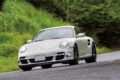 【600PSオーバーを実現】水冷911はチューニングのメニューも豊富。この997ターボに採用されているのは低速域から力強いブーストフィールが体感できるアクチュレータレスのVGTタービン（可変ノズルタービン）だ。メンテナンスが行き届いたエンジンなら吸排気系＋コンピューターのライトチューンでオーバー500PSが可能。そしてVGTタービンのインテーク側を大容量化したハイフロータービンに交換すればブースト1.4kg／平方センチメートルで600PSを超えてくる。サスペンションは減衰力の伸び側／縮み側を個別にセッティングできるKWのクラブスポーツ、ホイールは超超ジュラルミン鍛造のBBS RI-Dの19インチ（前8.5J＋53／後12.0J＋51）を組み合わせている。