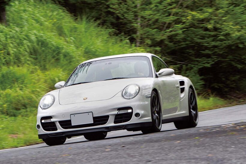 【600PSオーバーを実現】水冷911はチューニングのメニューも豊富。この997ターボに採用されているのは低速域から力強いブーストフィールが体感できるアクチュレータレスのVGTタービン（可変ノズルタービン）だ。メンテナンスが行き届いたエンジンなら吸排気系＋コンピューターのライトチューンでオーバー500PSが可能。そしてVGTタービンのインテーク側を大容量化したハイフロータービンに交換すればブースト1.4kg／平方センチメートルで600PSを超えてくる。サスペンションは減衰力の伸び側／縮み側を個別にセッティングできるKWのクラブスポーツ、ホイールは超超ジュラルミン鍛造のBBS RI-Dの19インチ（前8.5J＋53／後12.0J＋51）を組み合わせている。