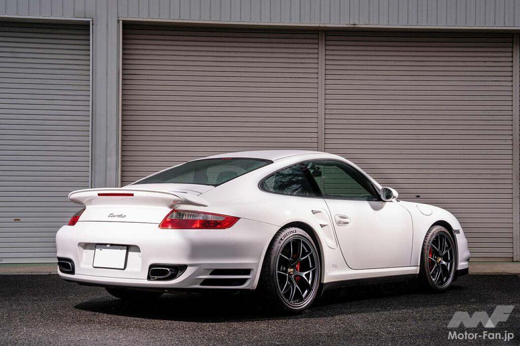 【600PSオーバーを実現】水冷911はチューニングのメニューも豊富。この997ターボに採用されているのは低速域から力強いブーストフィールが体感できるアクチュレータレスのVGTタービン（可変ノズルタービン）だ。メンテナンスが行き届いたエンジンなら吸排気系＋コンピューターのライトチューンでオーバー500PSが可能。そしてVGTタービンのインテーク側を大容量化したハイフロータービンに交換すればブースト1.4kg／平方センチメートルで600PSを超えてくる。サスペンションは減衰力の伸び側／縮み側を個別にセッティングできるKWのクラブスポーツ、ホイールは超超ジュラルミン鍛造のBBS RI-Dの19インチ（前8.5J＋53／後12.0J＋51）を組み合わせている。