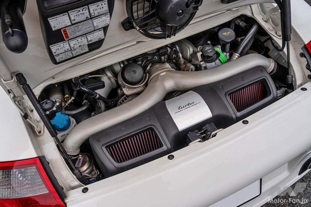 【600PSオーバーを実現】水冷911はチューニングのメニューも豊富。この997ターボに採用されているのは低速域から力強いブーストフィールが体感できるアクチュレータレスのVGTタービン（可変ノズルタービン）だ。メンテナンスが行き届いたエンジンなら吸排気系＋コンピューターのライトチューンでオーバー500PSが可能。そしてVGTタービンのインテーク側を大容量化したハイフロータービンに交換すればブースト1.4kg／平方センチメートルで600PSを超えてくる。サスペンションは減衰力の伸び側／縮み側を個別にセッティングできるKWのクラブスポーツ、ホイールは超超ジュラルミン鍛造のBBS RI-Dの19インチ（前8.5J＋53／後12.0J＋51）を組み合わせている。