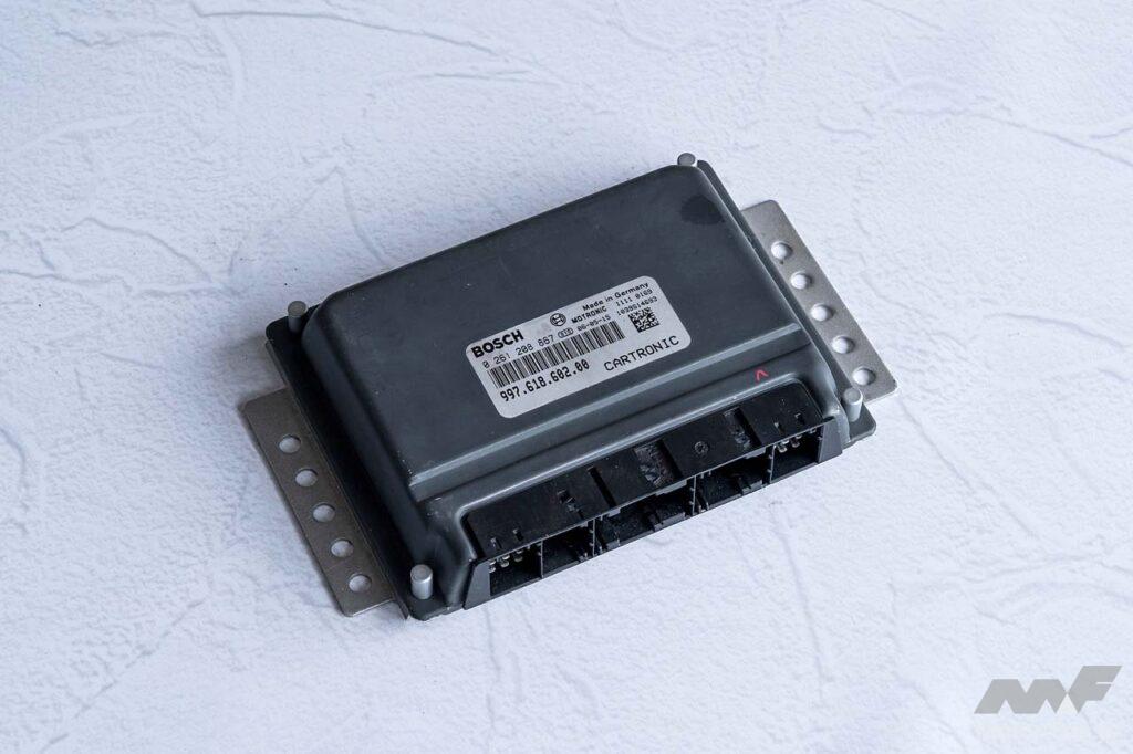 【600PSオーバーを実現】水冷911はチューニングのメニューも豊富。この997ターボに採用されているのは低速域から力強いブーストフィールが体感できるアクチュレータレスのVGTタービン（可変ノズルタービン）だ。メンテナンスが行き届いたエンジンなら吸排気系＋コンピューターのライトチューンでオーバー500PSが可能。そしてVGTタービンのインテーク側を大容量化したハイフロータービンに交換すればブースト1.4kg／平方センチメートルで600PSを超えてくる。サスペンションは減衰力の伸び側／縮み側を個別にセッティングできるKWのクラブスポーツ、ホイールは超超ジュラルミン鍛造のBBS RI-Dの19インチ（前8.5J＋53／後12.0J＋51）を組み合わせている。
