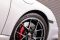 【600PSオーバーを実現】水冷911はチューニングのメニューも豊富。この997ターボに採用されているのは低速域から力強いブーストフィールが体感できるアクチュレータレスのVGTタービン（可変ノズルタービン）だ。メンテナンスが行き届いたエンジンなら吸排気系＋コンピューターのライトチューンでオーバー500PSが可能。そしてVGTタービンのインテーク側を大容量化したハイフロータービンに交換すればブースト1.4kg／平方センチメートルで600PSを超えてくる。サスペンションは減衰力の伸び側／縮み側を個別にセッティングできるKWのクラブスポーツ、ホイールは超超ジュラルミン鍛造のBBS RI-Dの19インチ（前8.5J＋53／後12.0J＋51）を組み合わせている。