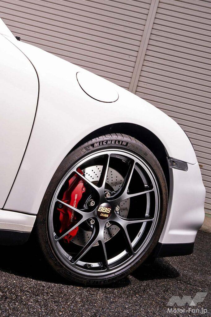 【600PSオーバーを実現】水冷911はチューニングのメニューも豊富。この997ターボに採用されているのは低速域から力強いブーストフィールが体感できるアクチュレータレスのVGTタービン(可変ノズルタービン)だ。メンテナンスが行き届いたエンジンなら吸排気系+コンピューターのライトチューンでオーバー500PSが可能。そしてVGTタービンのインテーク側を大容量化したハイフロータービンに交換すればブースト1.4kg/平方センチメートルで600PSを超えてくる。サスペンションは減衰力の伸び側/縮み側を個別にセッティングできるKWのクラブスポーツ、ホイールは超超ジュラルミン鍛造のBBS RI-Dの19インチ(前8.5J+53/後12.0J+51)を組み合わせている。