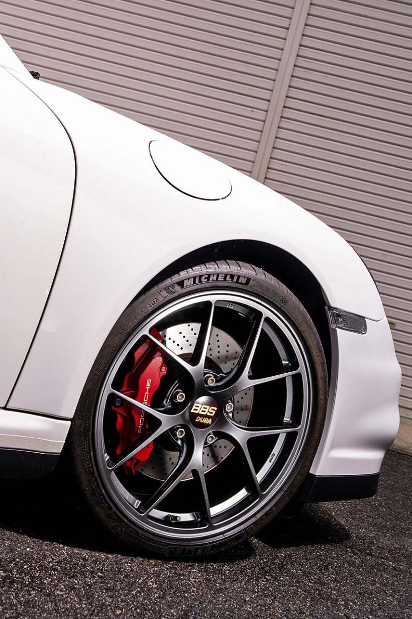 【600PSオーバーを実現】水冷911はチューニングのメニューも豊富。この997ターボに採用されているのは低速域から力強いブーストフィールが体感できるアクチュレータレスのVGTタービン（可変ノズルタービン）だ。メンテナンスが行き届いたエンジンなら吸排気系＋コンピューターのライトチューンでオーバー500PSが可能。そしてVGTタービンのインテーク側を大容量化したハイフロータービンに交換すればブースト1.4kg／平方センチメートルで600PSを超えてくる。サスペンションは減衰力の伸び側／縮み側を個別にセッティングできるKWのクラブスポーツ、ホイールは超超ジュラルミン鍛造のBBS RI-Dの19インチ（前8.5J＋53／後12.0J＋51）を組み合わせている。