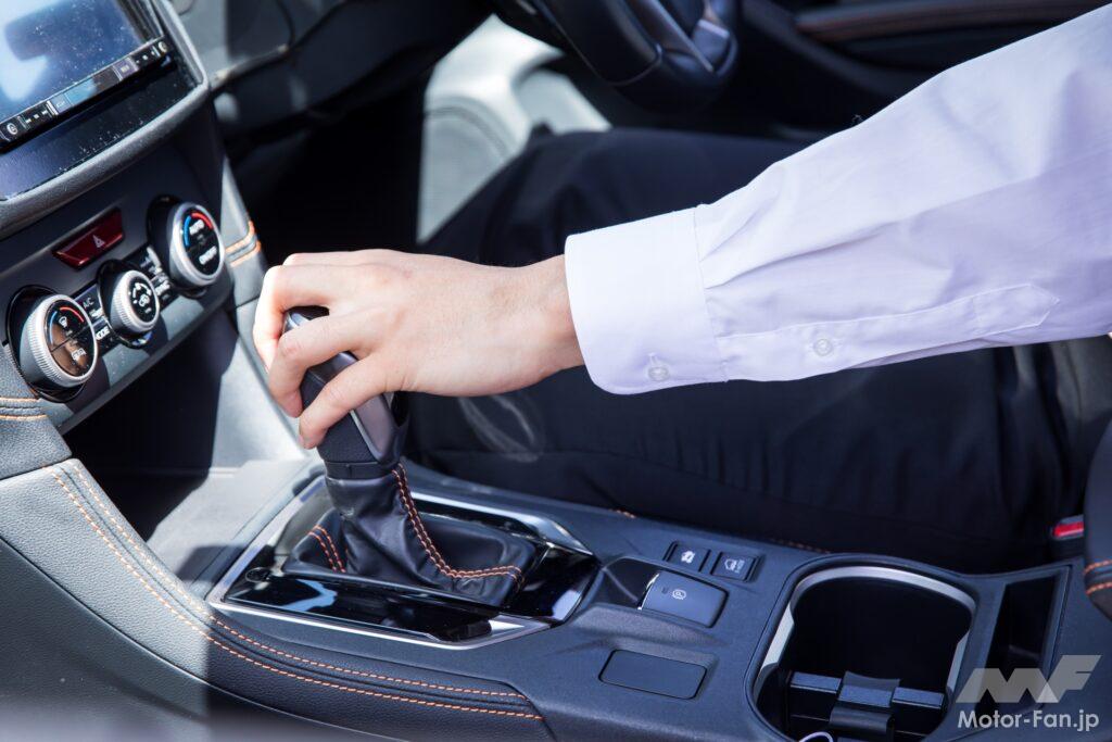 シフトレバーを使用する運転手