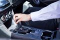 シフトレバーを使用する運転手