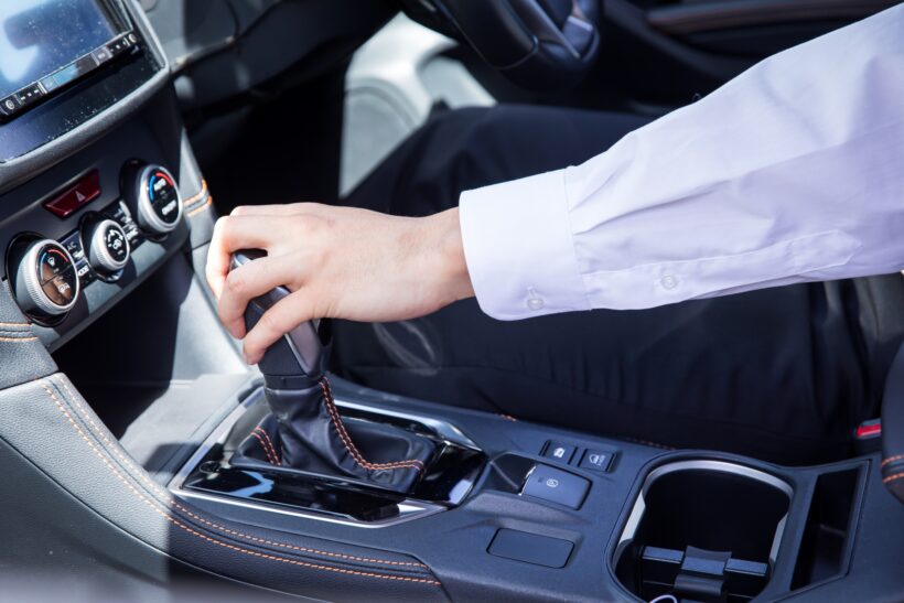 シフトレバーを使用する運転手