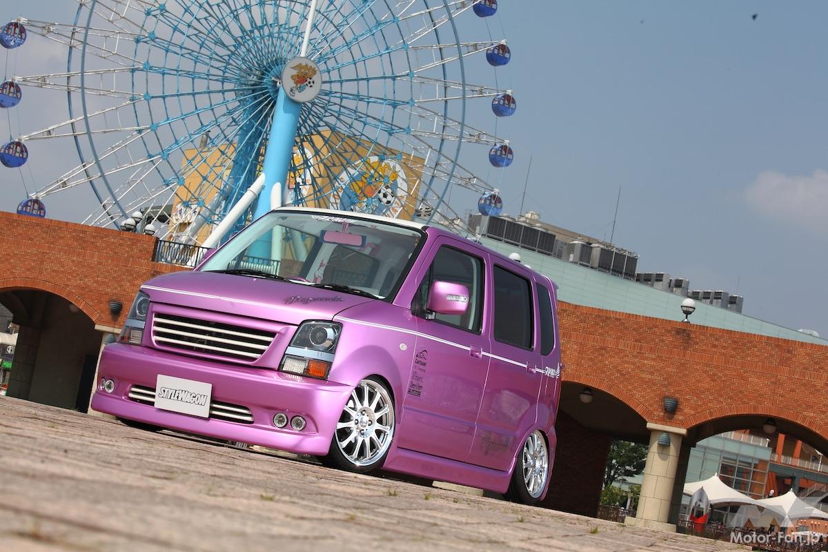 カールソンをパツパツで履かせ・・・「え、この車高で普段乗りしてるの!?」女子ウケ必至のピンク×ホワイトのAZワゴンは実はハードボイルドだった