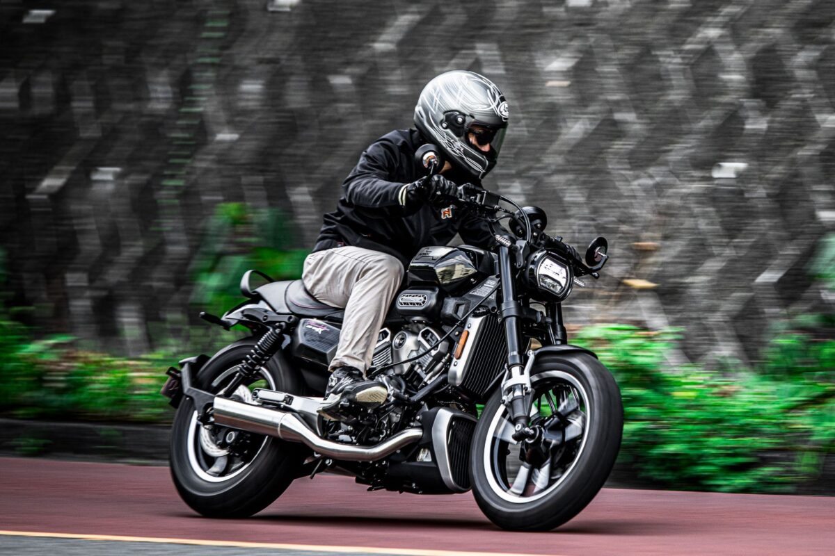 原付二種なのにV型エンジン、しかも高回転型のシビれる逸材！　ヒョースン・GV125Xロードスターはプレミアムな125ccクルーザーだ