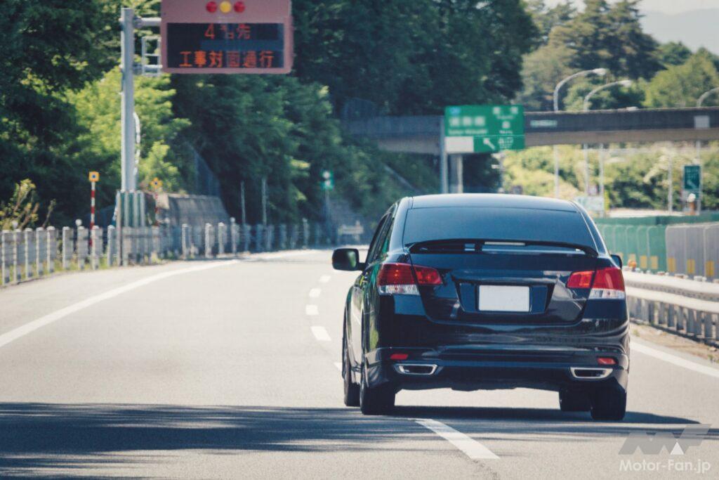 高速道路の白い破線
