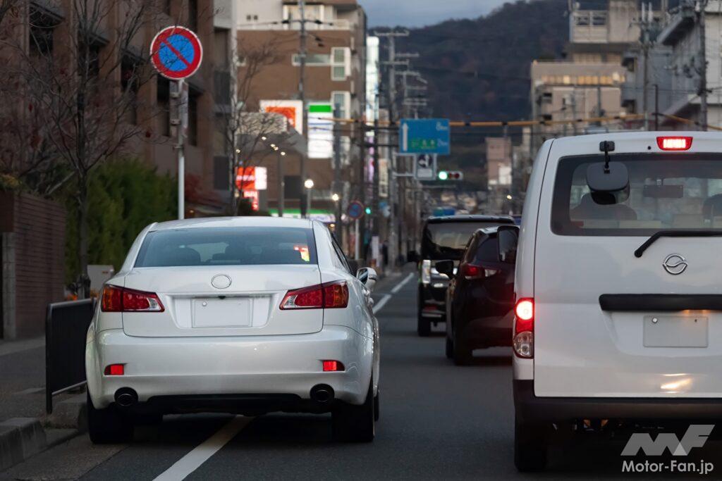 駐停車禁止エリアに停車するクルマ