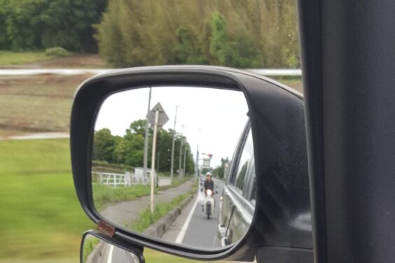 後方から接近する自転車
